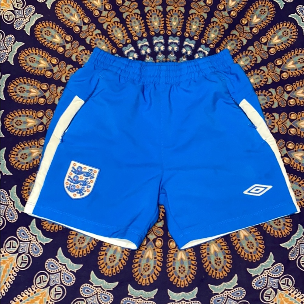 Authentic Team England Umbro soccer shorts.Youth L